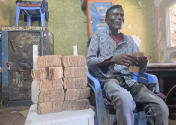 ‘It’s like we went bankrupt overnight’: poorest Somalis suffer as piles of worthless shillings mount up